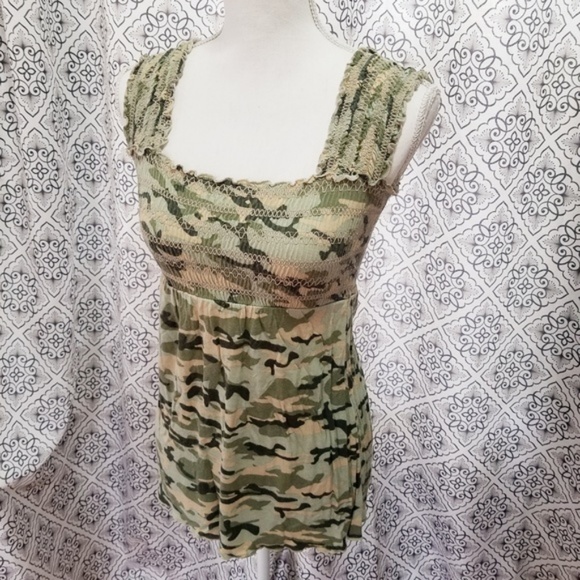 Green Camo Printed Elastic Smocked Sleeveless Top - Picture 5 of 7